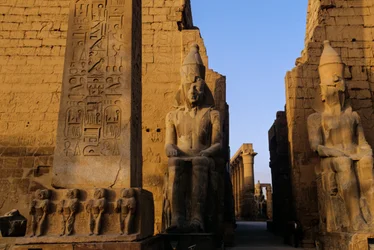 Kolossal statue av Ramses II (den store), foran pylon, Luxor-tempelet, Festiv…, 2001 (bilde)