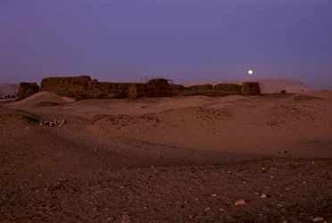 Fullmånenedgang over Shunet av Khasekhemuy, Abydos, Egypt, 2005 (bilde)
