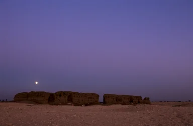Fullmånenedgang over Shunet av Khasekhemuy, Abydos, Egypt, 2005 (bilde)