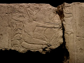 Kalkstein fra Sakkara av fiendeslytt: 18. dynasti; Det nye riket; Egypt; Tut; Tuta…, 2009 (bilde)