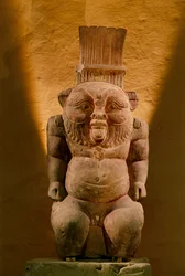 Kalksteinsstatue av guden Bes, sen periode, 2002 (foto)