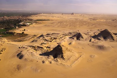 Det gamle kongeriket; luftfoto av Abusir-pyramidene med Saqqara-pyramidene i det fjerne; Egypt