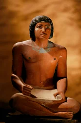 Malt kalksteinsstatue av en sittende skriver, Old Kingdom, 2002 (foto)