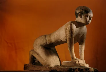 Malt kalksteinsstatue av en tjener som maler korn, Det gamle kongeriket, 2002 (foto)