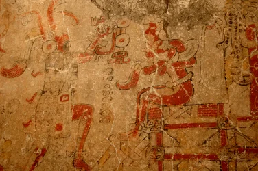 Prest kroner kongen på tronbestigelsestronen, tidlig førklassisk veggmaleri, Maya; Maya…, 2002 (foto)