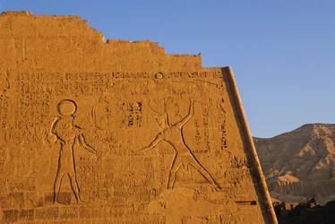 Ramses III slår fiender, hovedtempel, pylon, Medinet Habu, Det nye kongeriket, Egypt, naturskjønt