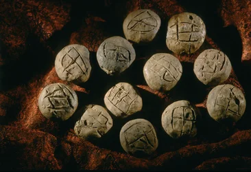 Runde bullae; gjenstand, Oxus-sivilisasjonen; Turkmenistan; Gonor Depe-området; Victor Sari…, 2004 (bilde)