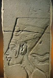 Billedhuggermodell av hodet i basrelieff av Nefertiti, Amarna; Aten-tempelet; kalkstein, 2009 (foto)