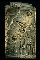 Stelen viser Akhenaten, Nefertiti og datteren med hendene hevet mot guden Aten, Amarna…, 2009 (bilde)