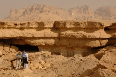 Manuskriptet ble funnet i en lignende hule, El Minya, Egypt, Judasevangeliet; Codex T…, 2006 (bilde)