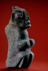 sittende utskåret steinfigur med spor av maling, Tenochtitlan, Templo Mayor, aztekisk,…, 2010 (bilde)