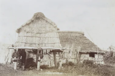 Ainu lagerhus med Ainu-barn, ca. 1890-tallet (gelatinsølvtrykk)