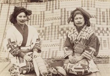 Ainu kvinner, ca. 1890-tallet (gelatinsølvtrykk)