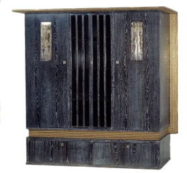 Møbel: garderobeskap med musikk i svartlakkert eik, forgylt tre, sølvmetall og glass, laget av Koloman Moser (1868-1918), 1904. Mål 1,99 m. Paris, Musée d