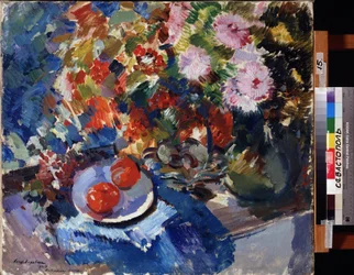 Asters og tomater (Asters og tomater). Stilleben, med en stor bukett blomster og en tallerken med to tomater, plassert på et bord. Maleri av Konstantin Alexeyevich Korovin (Constantin Korovin) (1861-1939), olje på lerret