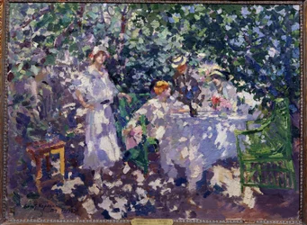 I hagen (I hagen). Et bord dekket i lundene, om sommeren, drar tre unge kvinner og en mann, sittende, iført stråhatter, nytte av skyggen. Maleri av Konstantin Alexeyevich Korovin (Constantin Korovin) (1861-1939), olje
