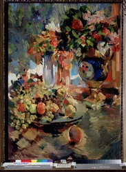 Stilleben med en blå vase. På et bord, en tallerken fylt med frukt (druer og epler) med to buketter med blomster. Maleri av Konstantin Alexeyevich Korovin (Constantin Korovin) (1861-1939), olje på lerret