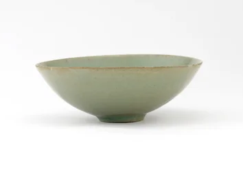 Skål med støpt design av fisk blant bølger, midten av 1100-tallet (steintøy med celadon-glasur)