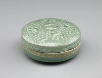 Dekket boks med innlagt design av kraner og skyer, andre halvdel av 1200-tallet (steintøy med hvite og svarte innlegg under celadon-glasur)