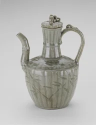 Ewer med bambusformet tut, riflete og blader (steintøy med celadon-glasur og underglasur, innskåret og utskåret dekorasjon)