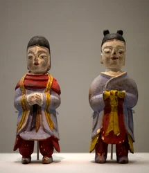 Figurer i sjamandrakt. Polykrome trestatuetter, art coreen