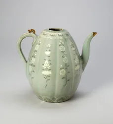 Melonformet ewer med stiliserte blomsterruller (steintøy med celadonglasur og underglasur innlagt dekor av svart og hvit leire, med gullreparasjon)