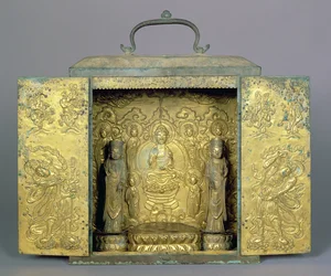 Bærbar buddhistisk helligdom med to stående Bodhisattvaer, en buddhistisk triade og vokterfigur, Koryo-dynastiet (forgylt bronse med innskåret og repouse-dekor)