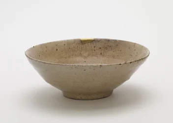 Tebolle, andre halvdel av 1500-tallet (steintøy, uglasset porselen, med klar glasur, reparasjoner av gulllakk)