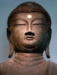 Buddhahode av jern fra Goryeo-perioden på 900-tallet, fra klosteret i Hasachang-dong, Hanam, Gyeonggi-do, Korea. Koreas nasjonalmuseum, Seoul, Republikken Korea, 2006.