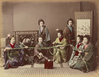 (Konkonchiki) Japansk jente som spiller et spill