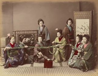 (Konkonchiki) Japansk jente som leker, ca. 1880