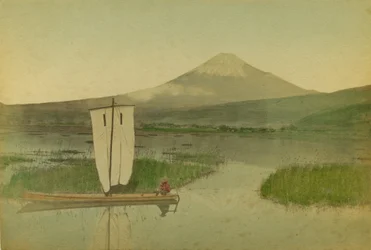Japan: Fuji-Yama-fjellet (Fuji Yama) med en seilbåt i forgrunnen ved innsjøen Hokome