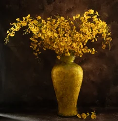 Gylne blomster i vase