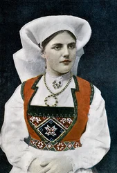Kvinne iført norsk nasjonaldrakt, ca. 1890