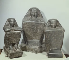 Blokkstatuer av Akhamenru, Harwa og Amenemonet, 25.-26. dynasti (dioritt)