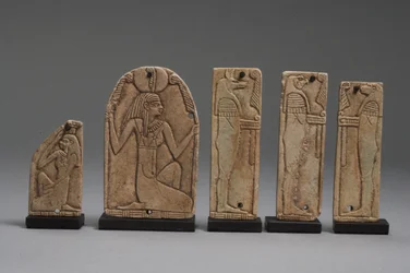 Plaketter av Maat, Nephthys og sønner av Horus, sendynastisk periode (fajanse) (se også 325656, 325657 og 325658)