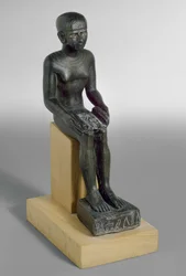 Statuett av guden Imhotep, øynene innlagt med kobber og gull (bronse)