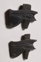 To wedjat øyeamuletter (obsidian)