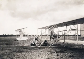 Leon Bollee arbeider på Wright-brødrenes fly, ca. 1909