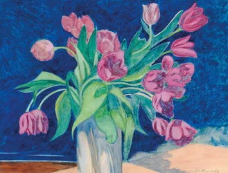 Rosa tulipaner i en vase, i bakgrunnen et sjølandskap med sanddyner, 1935.