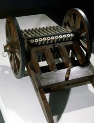 Kanon med 33 roterende løp, modell etter tegning av Leonardo da Vinci (Leonardo da Vinci). Museum for vitenskap og teknologi, Milano.