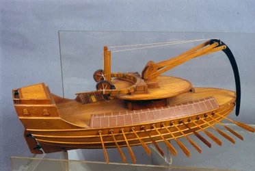 Skorpion, båt med rambukk. Modell etter tegning av Leonardo da Vinci. Museum for vitenskap og teknologi, Milano.
