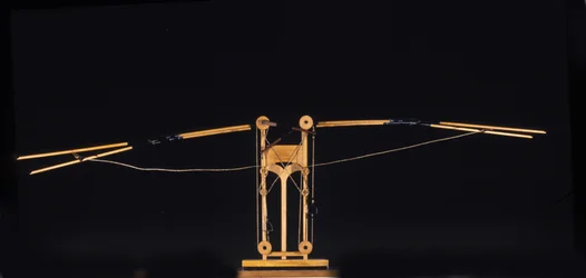 Maskin for flyging med vingevinger. Modell fra tegningen av Leonardo da Vinci (Leonardo da Vinci). Museum for vitenskap og teknologi, Milano.