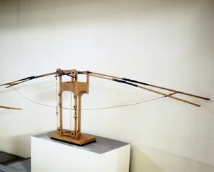 Maskin for flyging med vinge, modell etter tegning av Leonardo da Vinci (Leonardo da Vinci). Museum for vitenskap og teknologi, Milano.
