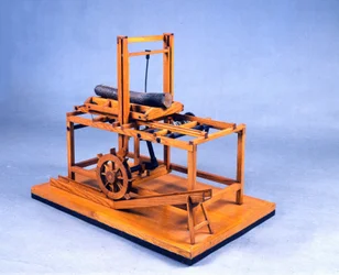 Tremodell av en hydraulisk sag drevet av tannhjul og vann. Laget etter en tegning av Leonardo da Vinci (1452-1519). Museum for vitenskap og teknologi, Milano.