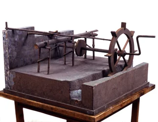 Tremodell (modell) av hydraulisk sag drevet av gir og vann. Laget etter tegning av Leonardo da Vinci (Leonard de Vinci) (1452-1519) Museum of Science and Technology, Milano.