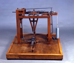 Tremodell (modell) av "" Battiloro"", en trommehammer brukt til å slå edle metaller av Leonardo da Vinci (Leonard de Vinci) (1452-1519) Musee des Sciences et des Techniques, Milano.