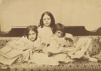 Edith, Ina og Alice Liddell på en sofa, sommeren 1858.