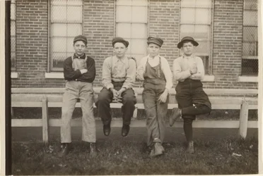 [En gruppe gutter som jobber på Brown Shoe Factory i Moberly, Missouri]