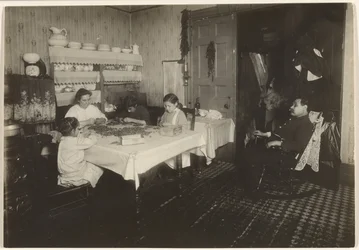 Hjemmearbeidere – Cracking Nuts, New York City